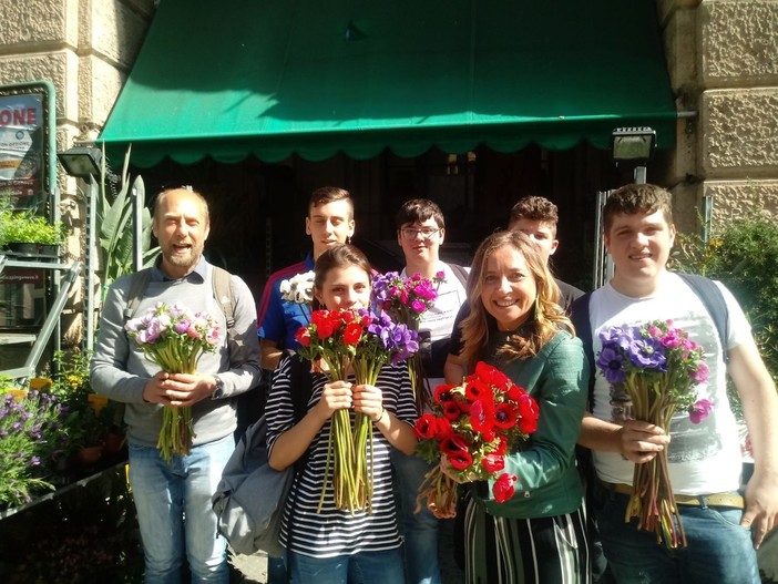 Euroflora gli studenti del Marsano regalano fiori a mercato