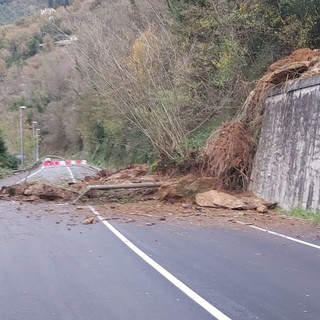 Frana sulla statale della Fontanabuona: interrotto il transito sulla strada 225