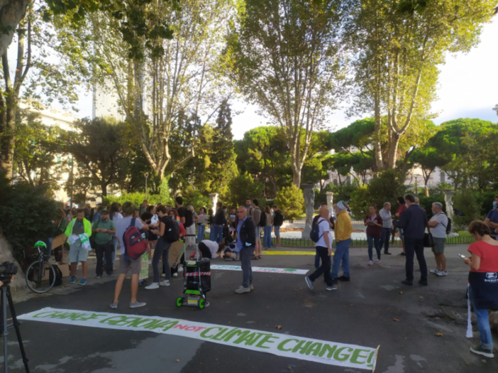 Friday for future, per la presenza di una band, gli attivisti rischiano una multa dalla polizia locale Friday for future, per la presenza di una band, gli attivisti rischiano una multa dalla polizia locale