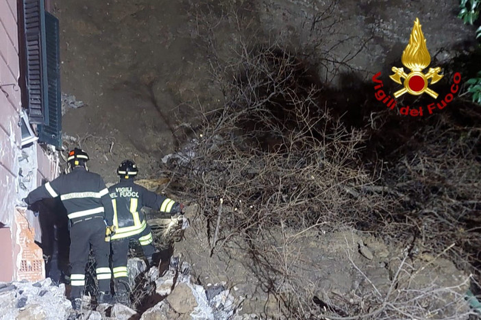 Crollo a Castelletto, concluse le ricerche: nessun ferito. Riaperta all’una di notte via Caffaro Crollo a Castelletto, concluse le ricerche: nessun ferito. Riaperta all’una di notte via Caffaro