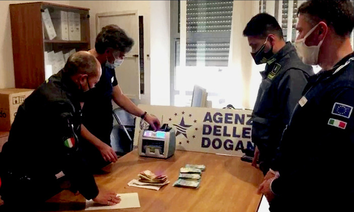 Valuta non dichiarata, ADM e Finanza sequestrano 100 mila euro: erano nascosti tra i bagagli a mano di una cittadina olandese