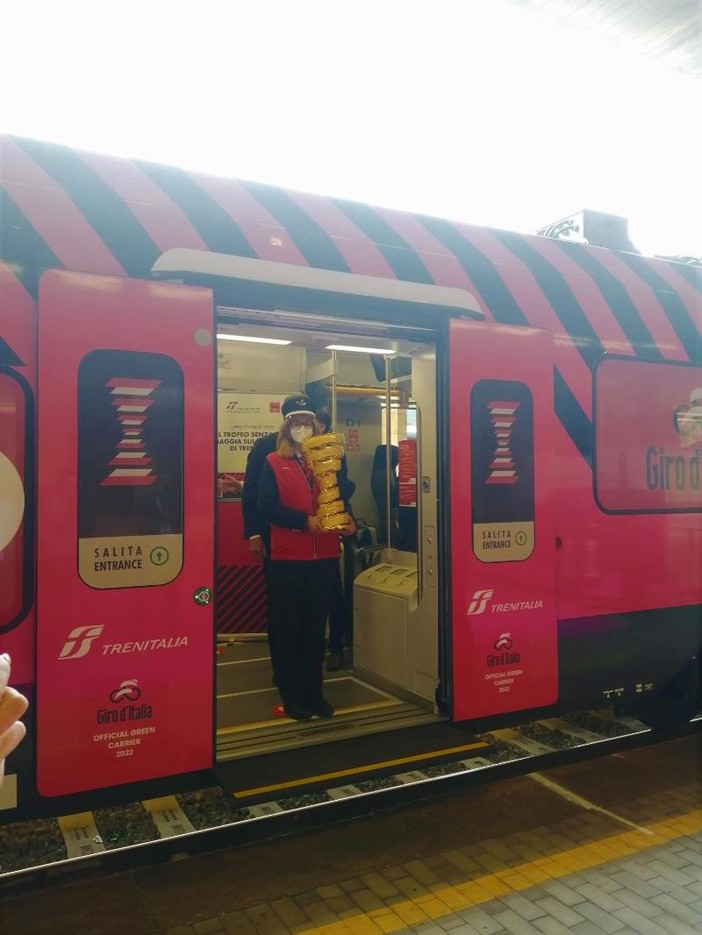 Giro d'Italia, il trofeo arriva a bordo di un treno speciale