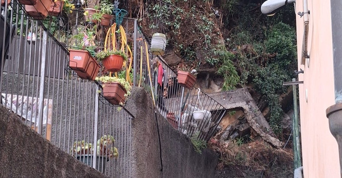 Maltempo, dopo i temporali arrivano frane e smottamenti: quattro famiglie evacuate in via Posalunga