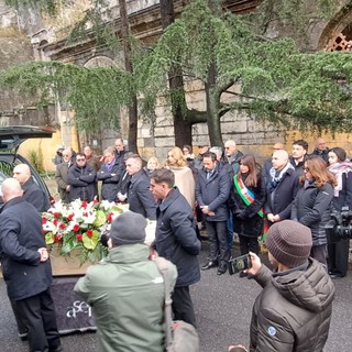 Genova saluta Gilberto Salmoni, il testimone della Shoah: sul feretro il fazzoletto di Buchenwald Genova saluta Gilberto Salmoni, il testimone della Shoah: sul feretro il fazzoletto di Buchenwald