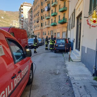 Tubo lesionato, fuga di gas in via Ventotene a Genova, i Vigili del Fuoco evacuano uno stabile (Foto)