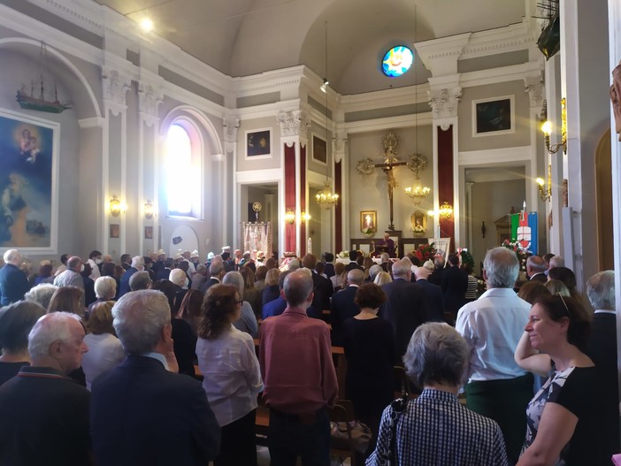 Folla al funerale di Pericu, "Durante il G8 è diventato l'orgoglio della città" (Foto e video)