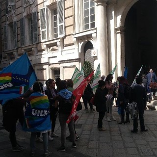 Lavoratori delle farmacie comunali in presidio davanti a Palazzo Tursi