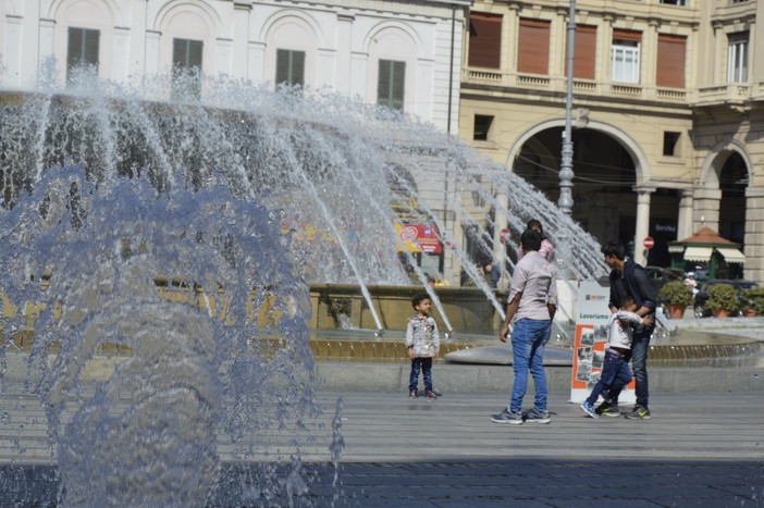 Sabato 16 novembre la fontana di De Ferrari si illumina di bianco Sabato 16 novembre la fontana di De Ferrari si illumina di bianco