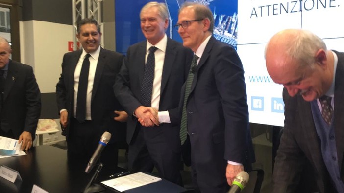 Firmato il contratto per l'affidamento dei nuovi interventi sulla viabilità portuale (VIDEO) Firmato il contratto per l'affidamento dei nuovi interventi sulla viabilità portuale (VIDEO)