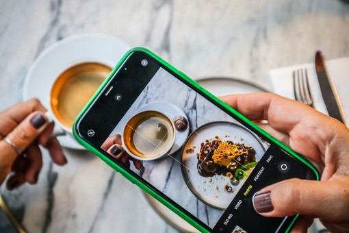 Gen Z - Il mondo dei giovani: Il cibo oltre lo schermo: si può ancora mangiare senza 'filtri'?