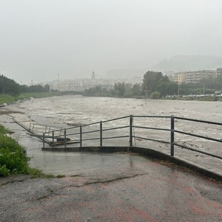 Salvi sotto la pioggia: la Polizia locale interviene per una coppia bloccata a Pra’