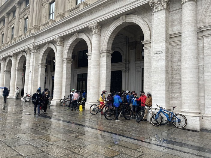 Peste suina, flash mob davanti al Palazzo della Regione: "Basta lockdown dei boschi" (Foto e Video)