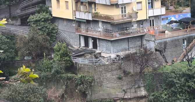 Frana al Lagaccio, nuovo cedimento in via Napoli: condomini ancora inagibili Frana al Lagaccio, nuovo cedimento in via Napoli: condomini ancora inagibili