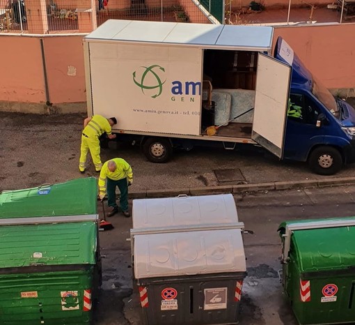 Nella notte aggredito un operatore Amiu in piazza Matteotti, l'aggressore minaccia la polizia locale