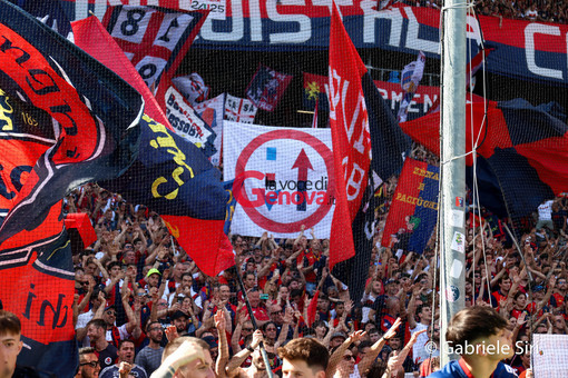 Multato per aver appiccicato gli adesivi della sua squadra, il Genoa Club Savona: "Pronti a pagargliela"