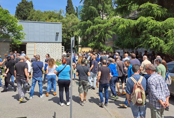 Stamattina il funerale laico di Sergei Robbiano. Tanta commozione e tristezza ma anche rabbia per la sua morte sul lavoro