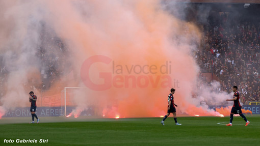 Genoa, il lancio di fumogeni in campo costa caro, ma niente squalifica del "Ferraris": maxi multa da 25mila euro