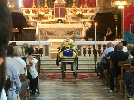 Crollo ponte: a Toirano l'addio all'imprenditore appassionato di trial: "Campione di sicurezza beffato dal destino"