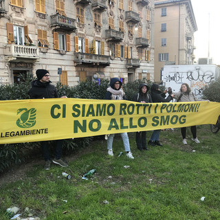 "Ci siamo rotti i polmoni", flash mob di Legambiente davanti alla centralina Arpal di San Martino "Ci siamo rotti i polmoni", flash mob di Legambiente davanti alla centralina Arpal di San Martino
