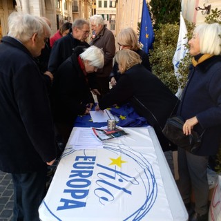Soprattutto Europa in piazza per distribuire bandiere dell'Ue