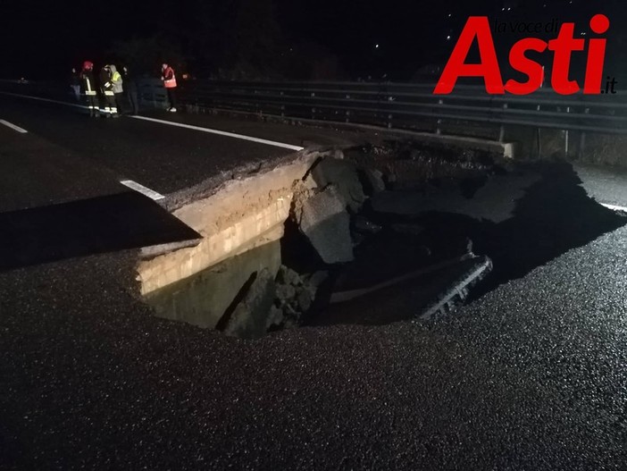 Voragine sul tratto astigiano dell’A21, autostrada chiusa in direzione Torino e lunghe code nel senso opposta