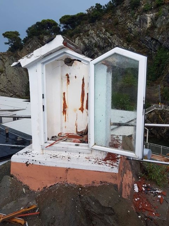 Sant'Olcese: fulmina incendia tetto, famiglia evacuata