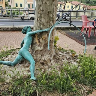 Sestri Levante, statua di Guareschi danneggiata a Trigoso: i responsabili pagheranno oltre 6.000 euro per il restauro Sestri Levante, statua di Guareschi danneggiata a Trigoso: i responsabili pagheranno oltre 6.000 euro per il restauro
