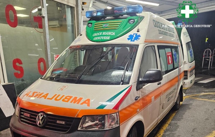 Rissa tra giovanissimi su un bus in piazza della Nunziata: due i feriti e sei volanti sul posto Rissa tra giovanissimi su un bus in piazza della Nunziata: due i feriti e sei volanti sul posto