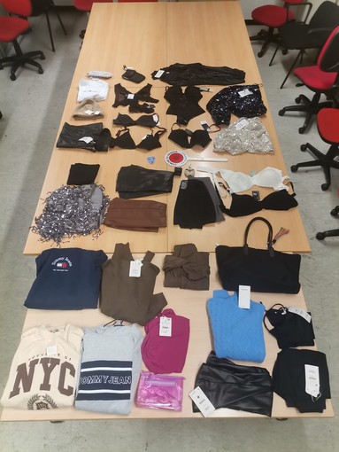 Furti nei negozi in centro, 4 arresti e una denuncia dalla polizia locale