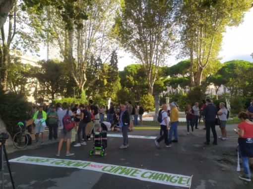 Friday for future, per la presenza di una band, gli attivisti rischiano una multa dalla polizia locale Friday for future, per la presenza di una band, gli attivisti rischiano una multa dalla polizia locale