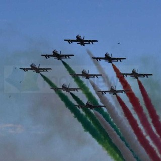 Le Frecce Tricolori sopra il ponte San Giorgio, il VIDEO del passaggio della pattuglia acrobatica Le Frecce Tricolori sopra il ponte San Giorgio, il VIDEO del passaggio della pattuglia acrobatica
