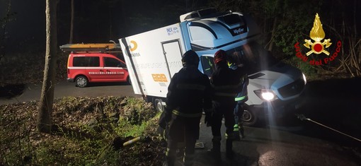 Furgone fuori strada, intervento dei Vigili del fuoco tra Rossiglione e Tiglieto