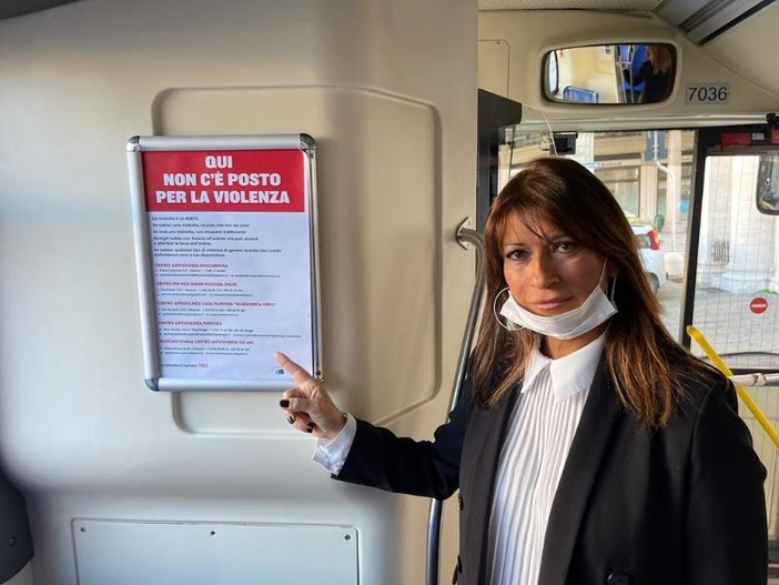 Campagna contro la violenza sulle donne: pannelli sugli autobus riportano numeri e indirizzi per chiedere aiuto Campagna contro la violenza sulle donne: pannelli sugli autobus riportano numeri e indirizzi per chiedere aiuto