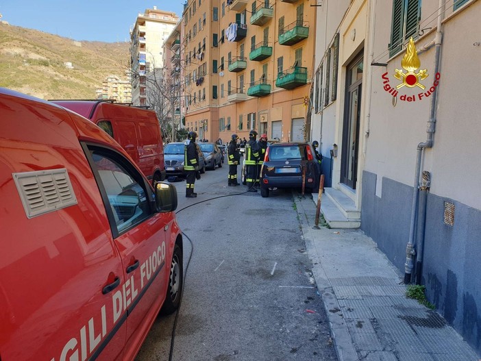 Tubo lesionato, fuga di gas in via Ventotene a Genova, i Vigili del Fuoco evacuano uno stabile (Foto) Tubo lesionato, fuga di gas in via Ventotene a Genova, i Vigili del Fuoco evacuano uno stabile (Foto)