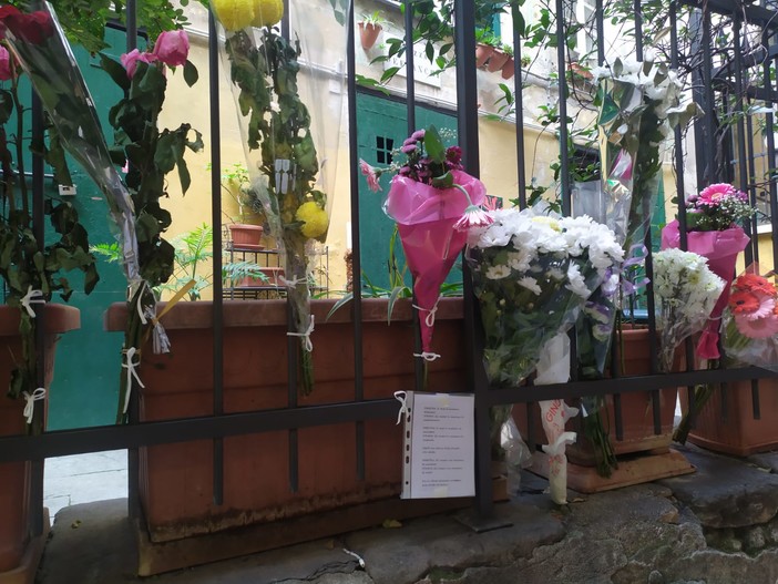Omicidio in centro storico, fiori e una poesia nel luogo in cui è stato ucciso Javier Miranda Romero (Foto)