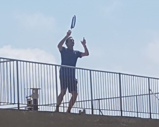 Il tennista Roger Federer gioca sui tetti di Finale Ligure con Vittoria Olivieri e Carola Pessina (FOTO) Il tennista Roger Federer gioca sui tetti di Finale Ligure con Vittoria Olivieri e Carola Pessina (FOTO)