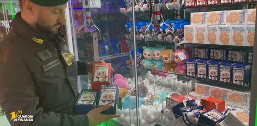 Controlli tra le giostre di Ponte Parodi, sequestrati quasi tremila prodotti contraffatti Controlli tra le giostre di Ponte Parodi, sequestrati quasi tremila prodotti contraffatti