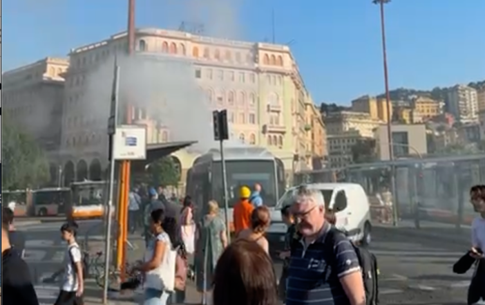 Autobus prende fuoco alla stazione di Brignole: paura tra i passeggeri, scoppia la protesta dei sindacati