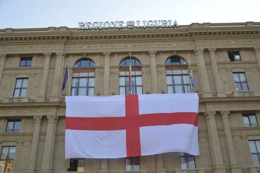 Festa della Bandiera: issati i vessilli rosso crociati su palazzo Ducale, Teatro Carlo Felice e in piazza della Vittoria (FOTO e VIDEO)