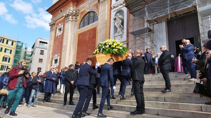 Un lungo applauso ha accompagnato l'ingresso in chiesa della bara di Vincenzo Spera (Foto e video)