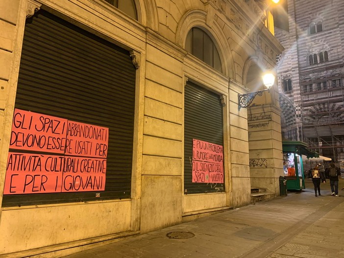 “I giovani vogliono essere ascoltati”: flash mob di ‘Genova che osa’ nel centro storico per chiedere spazi e servizi