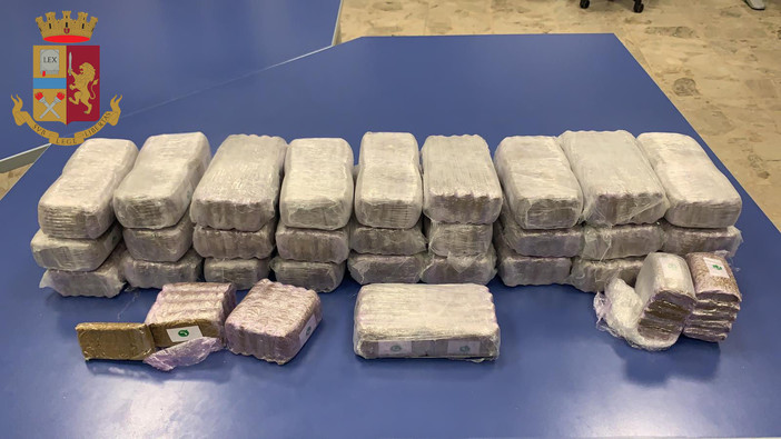 La polizia apre la sella della moto per un controllo e scopre oltre 15 kg di hashish