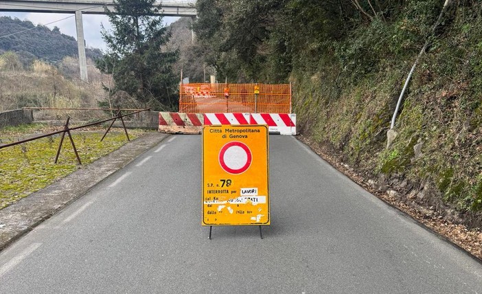 Cogoleto, frana in via Stoppani: strada chiusa e traffico deviato per Lerca Cogoleto, frana in via Stoppani: strada chiusa e traffico deviato per Lerca