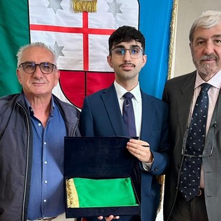 Tricolore strappato accanto alla foto di Luigi Matti Altadonna, Bucci: "La memoria di quella tragedia merita rispetto"