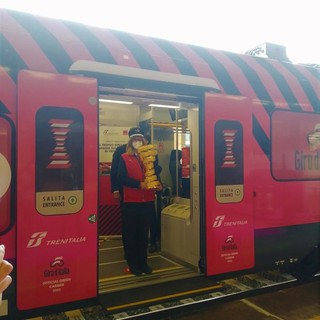 Giro d'Italia, il trofeo arriva a bordo di un treno speciale