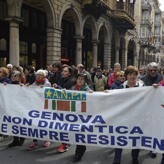 Migliaia in piazza a Genova per la Festa della Liberazione (FOTO)