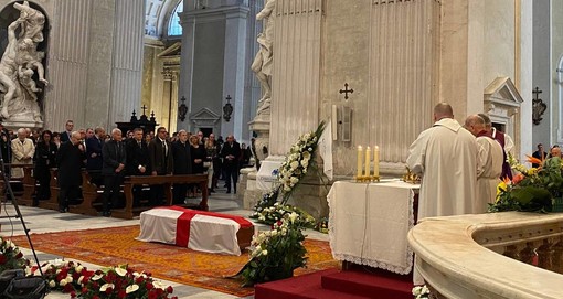 In centinaia per l’ultimo saluto a Paolo Odone, "un grande genovese" (foto e video)