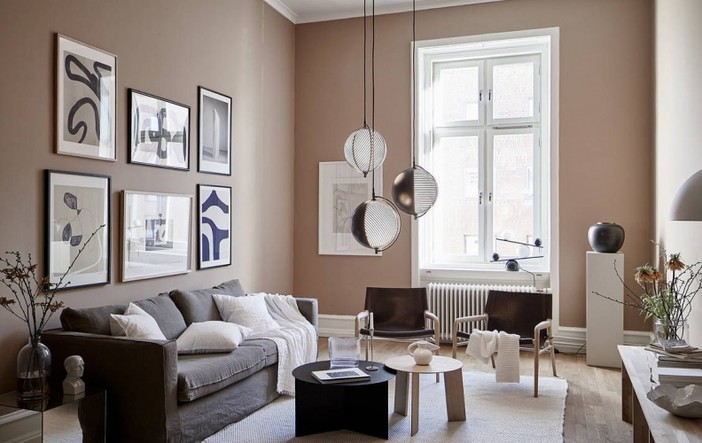 Una parete decorativa per i quadri: la disposizione lineare che stupisce in casa