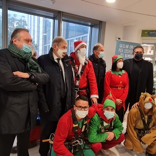 Toti al Gaslini e al San Martino: "La zona arancione è dietro l'angolo, ma non cambia niente per i vaccinati"