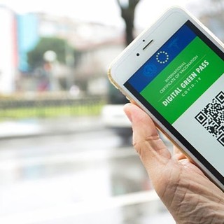 Obbligo di green pass nei negozi dal 1 febbraio, esclusi alimentari e farmacie